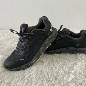 Under Armour Men's Black and Gray Camo Charged Training Sneakers NWOT